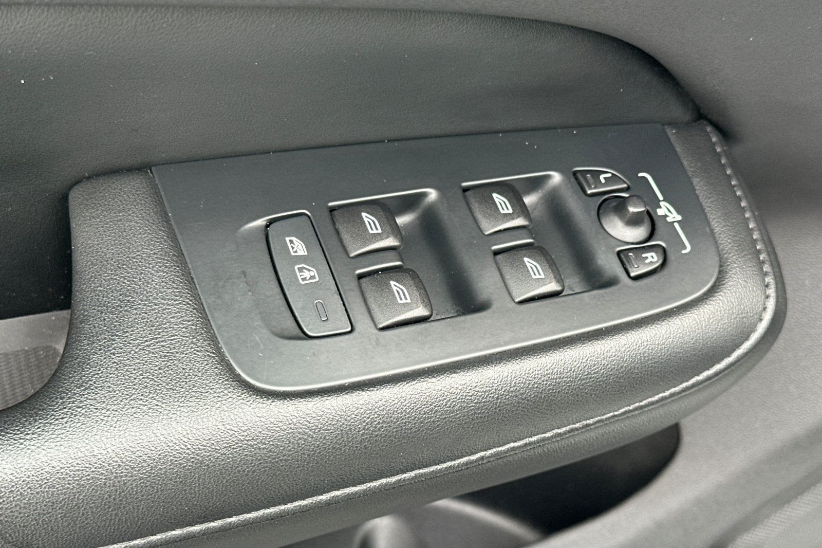 2024 Volvo S60 B5 Plus Dark Theme