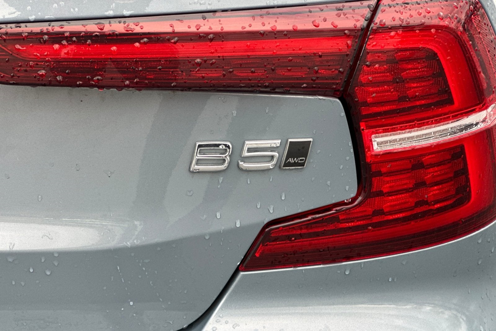 2024 Volvo S60 B5 Plus Dark Theme