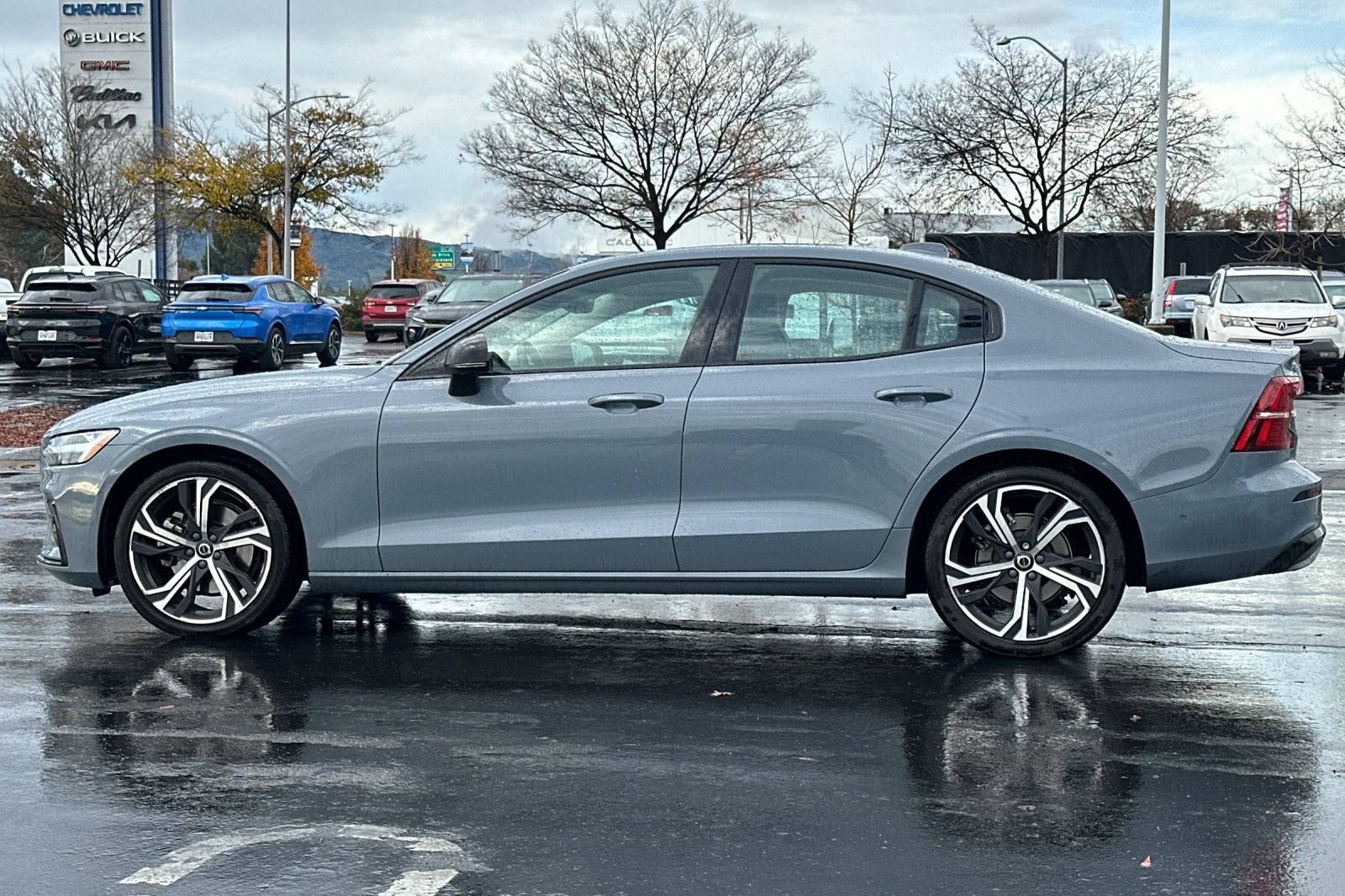 2024 Volvo S60 B5 Plus Dark Theme