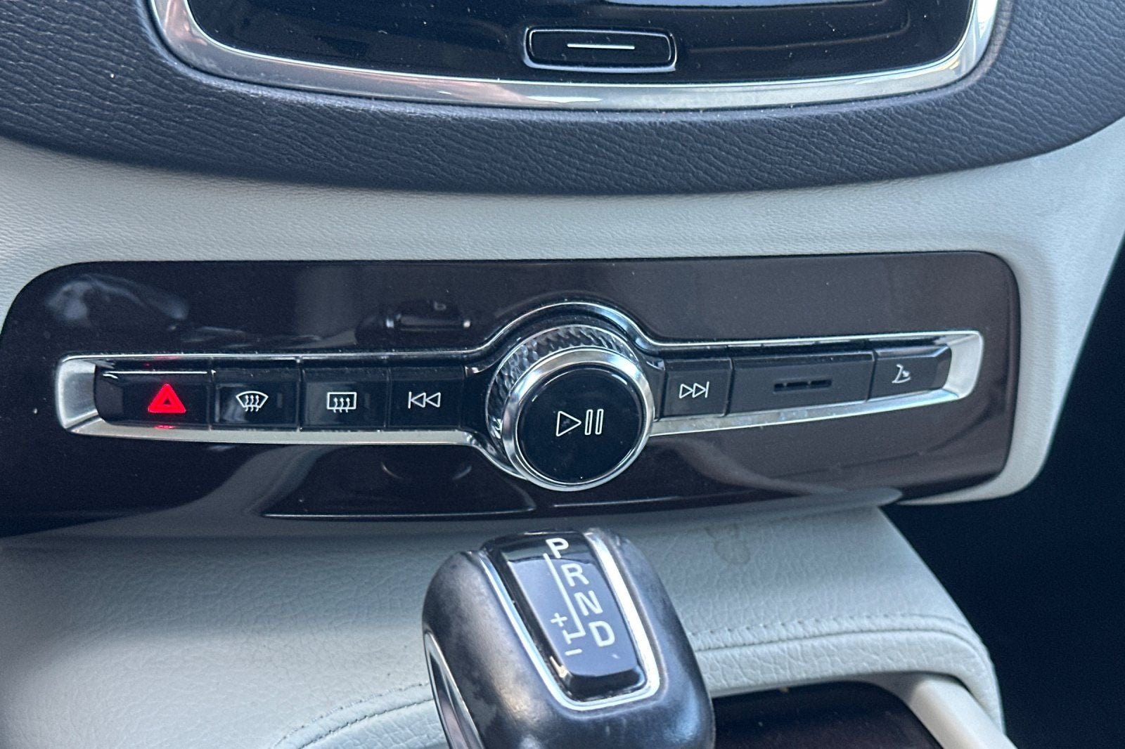 2019 Volvo XC90 T6 Momentum