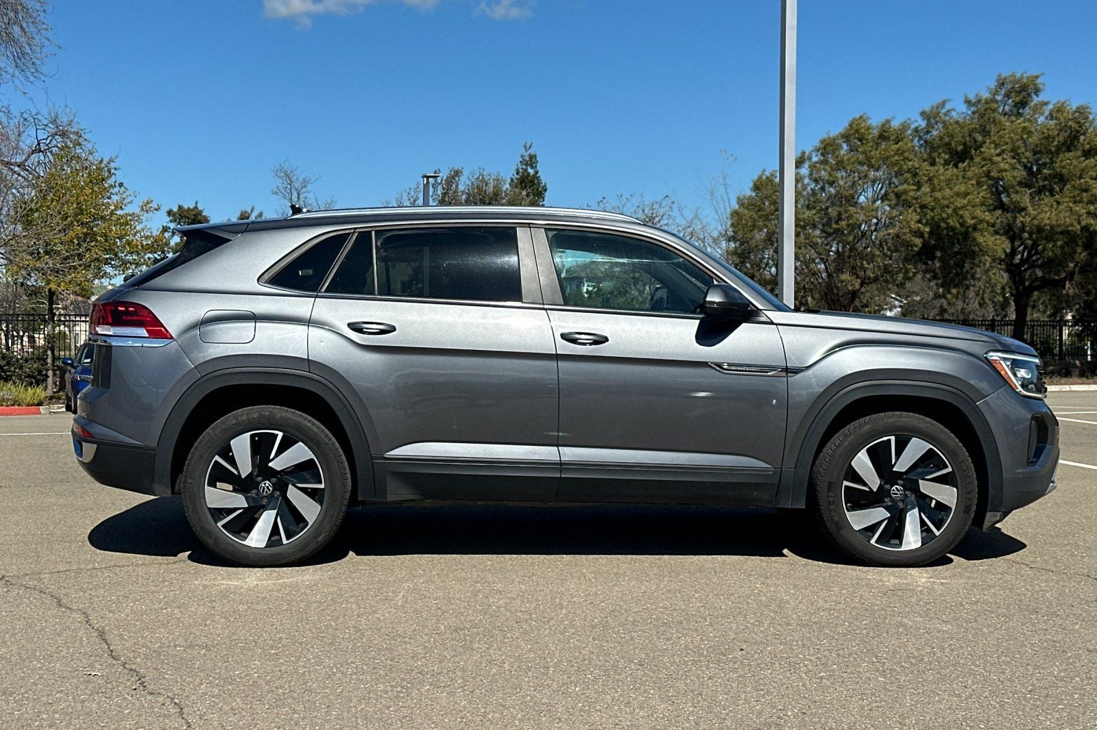 2024 Volkswagen Atlas Cross Sport 2.0T SE w/Technology