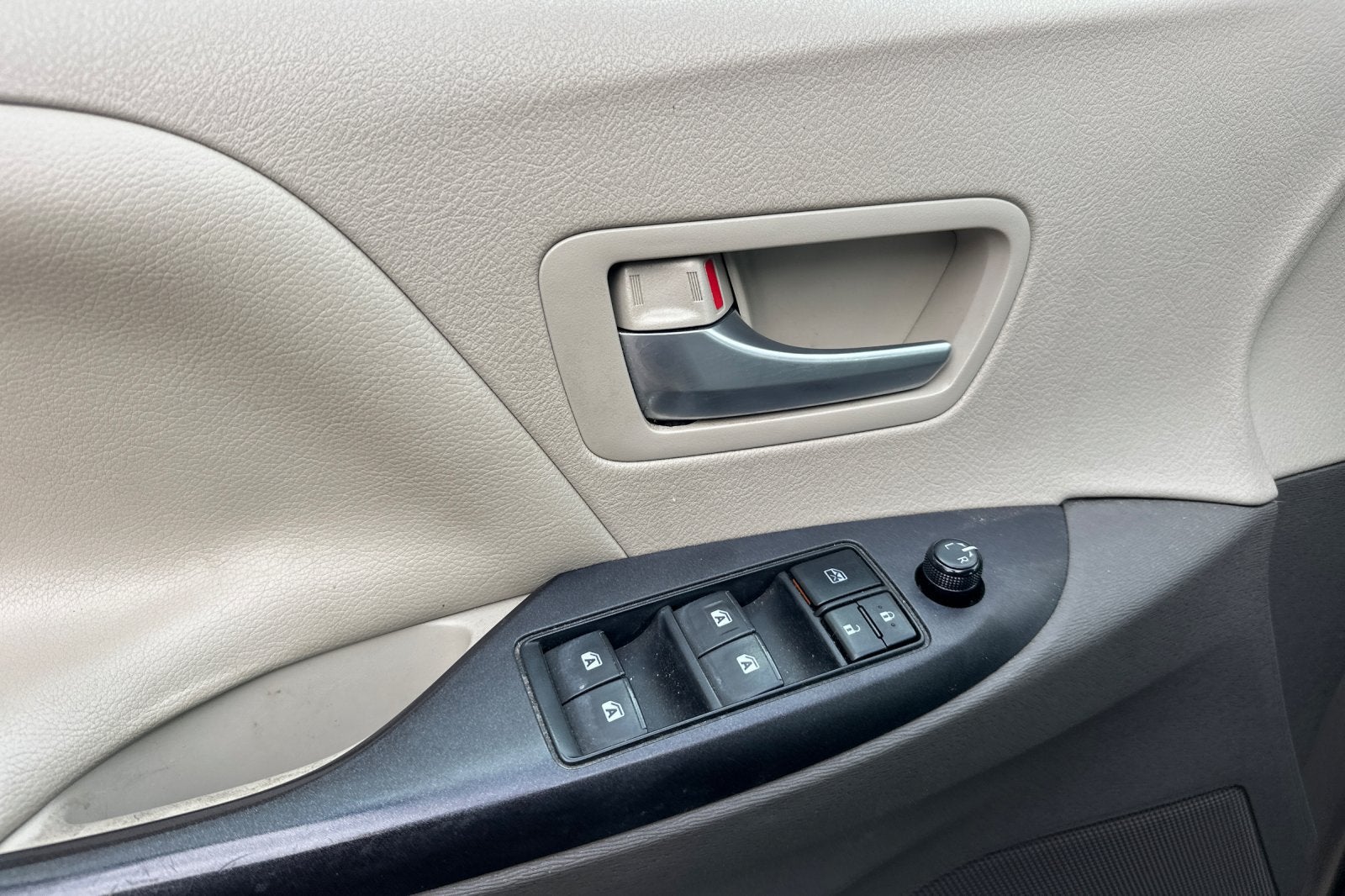 2015 Toyota Sienna LE 8 Passenger