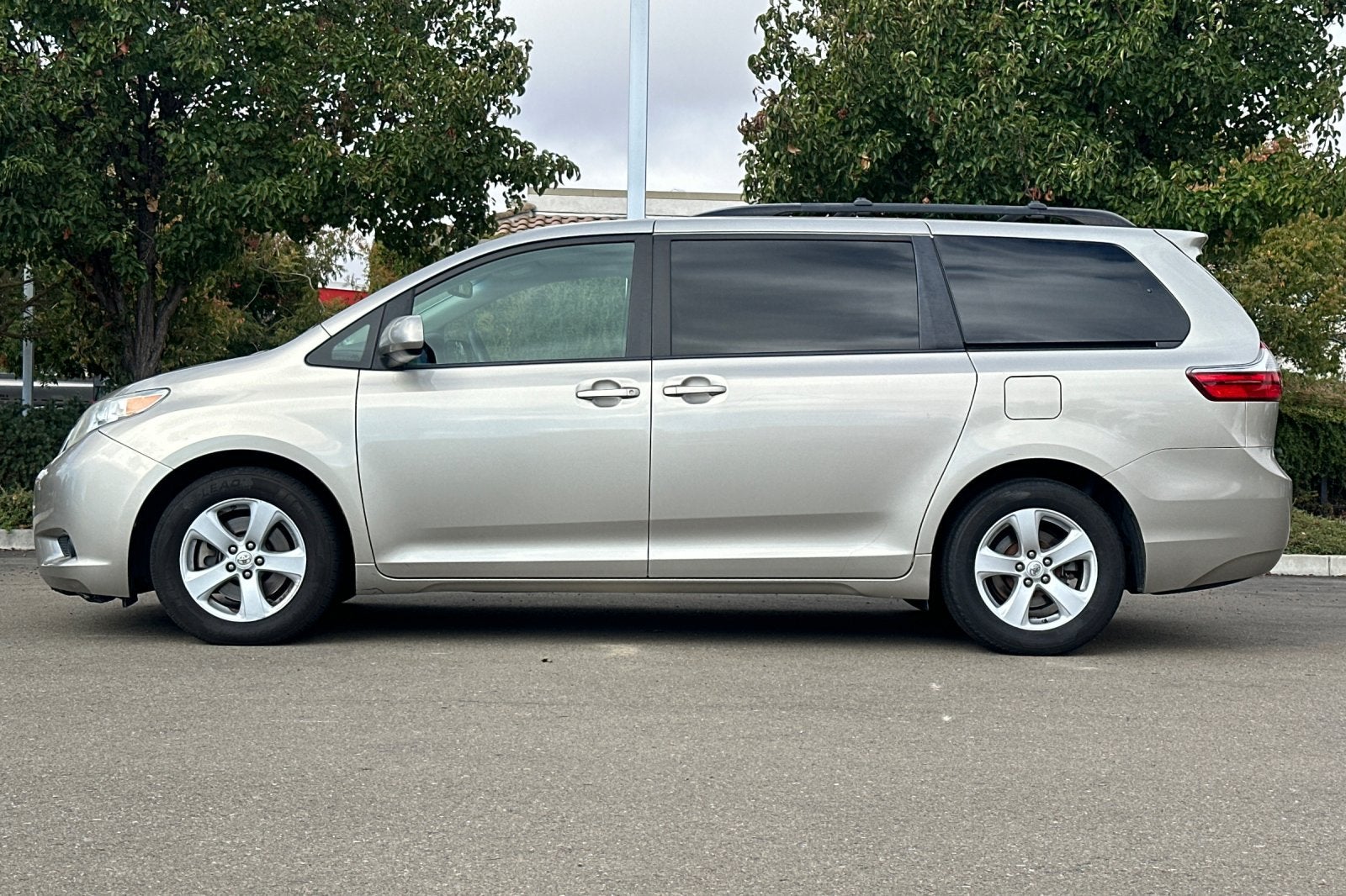 2015 Toyota Sienna LE 8 Passenger