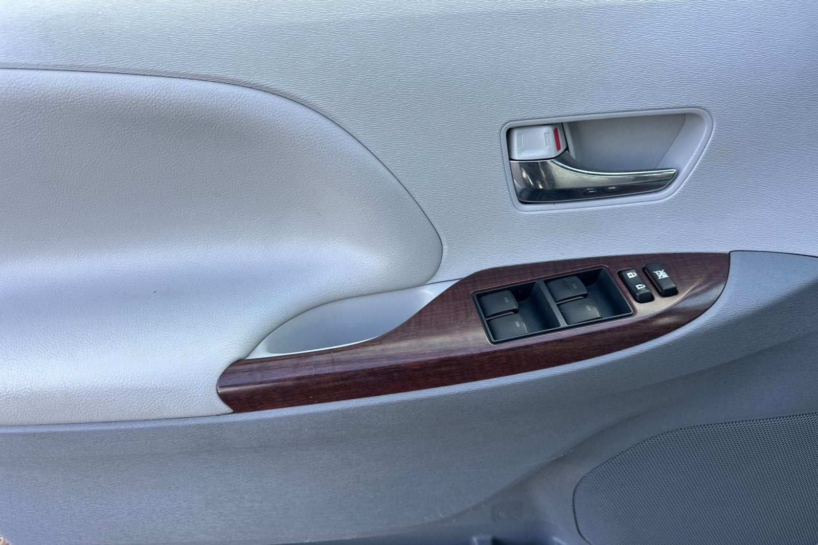 2013 Toyota Sienna XLE 8 Passenger