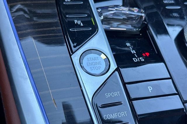 2025 BMW X7 M60i